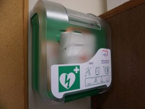 Defibriliatorius įrengtas VU pastate bendruomenės saugumui